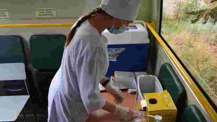 У Кропивницькому почали вакцинувати людей від коронавірусу в автобусах