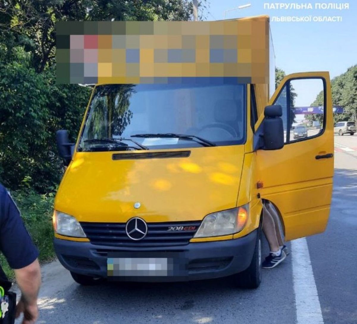 Водій хлібовоза у Львові замість аналізу на наркотики здав краплі для носа