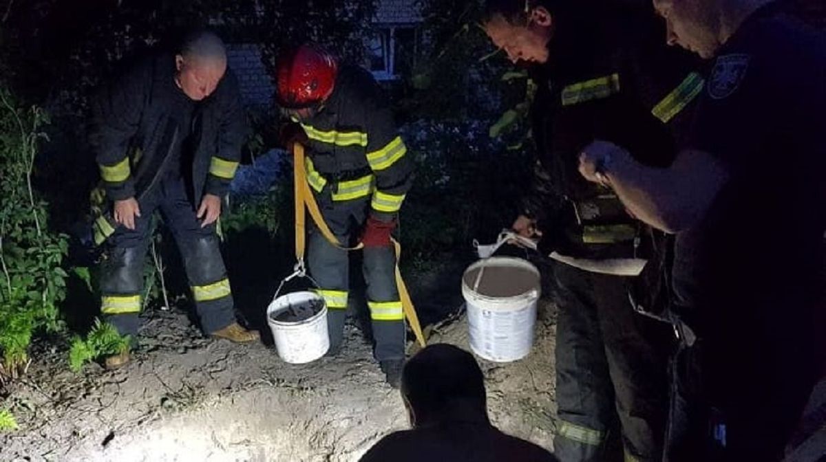 Копача колодязя у Києві засипало чотирьохметровим шаром землі
