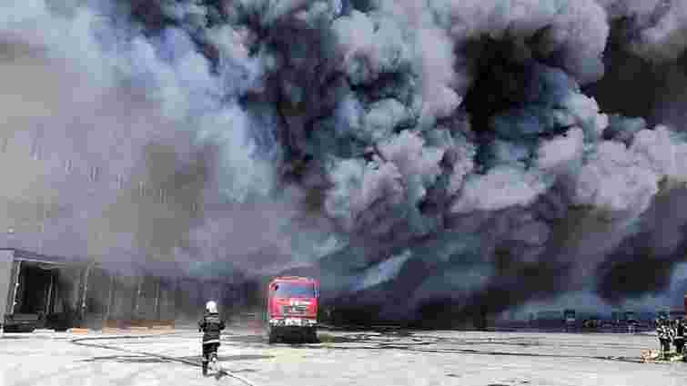Під Одесою сталася масштабна пожежа на складах