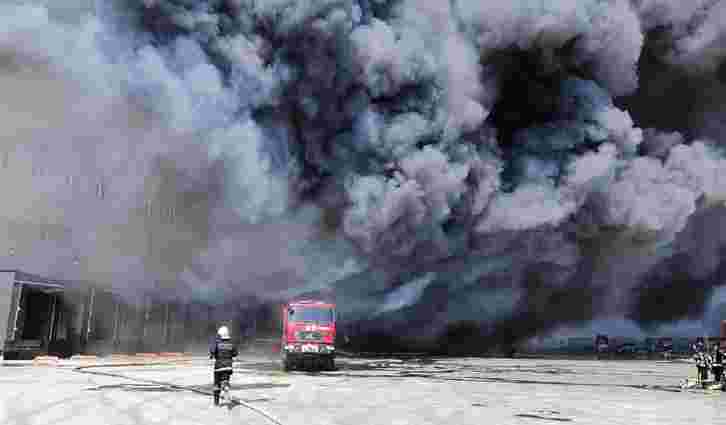 Під Одесою сталася масштабна пожежа на складах