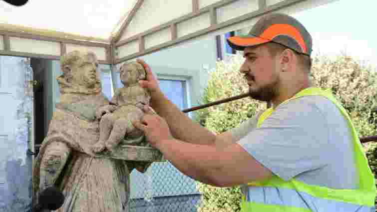 У Львові відреставрують скульптуру монаха з дитиною з Погулянки