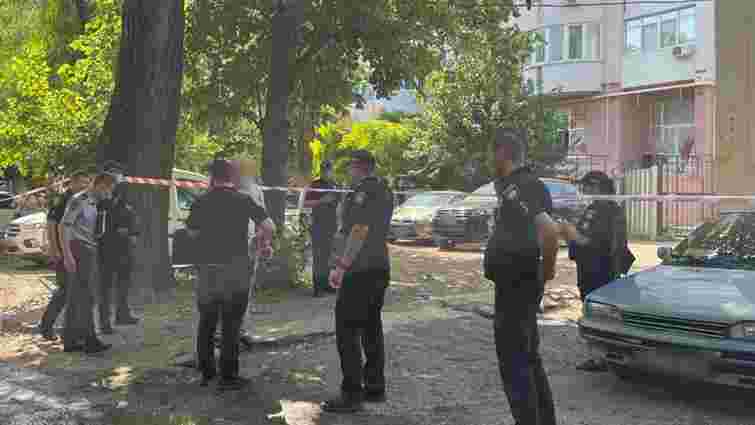 Невідомий влаштував стрілянину в дворі багатоповерхівки в Одесі, є загиблий