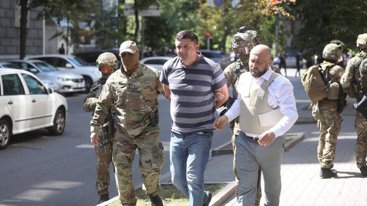 Чоловік із гранатою прийшов до Кабінету міністрів та погрожував її підірвати