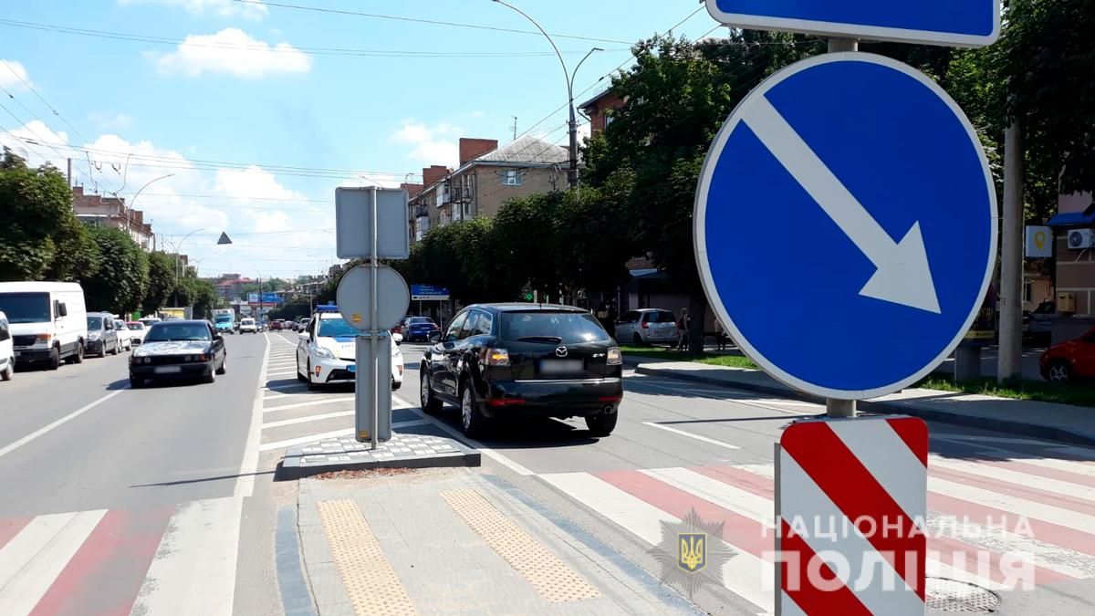 На пішохідному переході у Чернівцях водійка Mazda збила 12-річну дівчинку