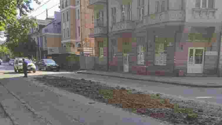 Львівські патрульні змусили водія вантажівки прибрати розсипаний на дорозі пісок