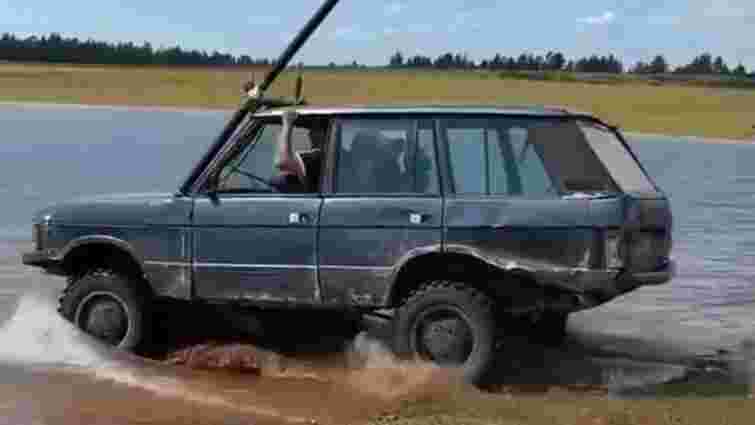 Старий Range Rover успішно випробували під водою: відео