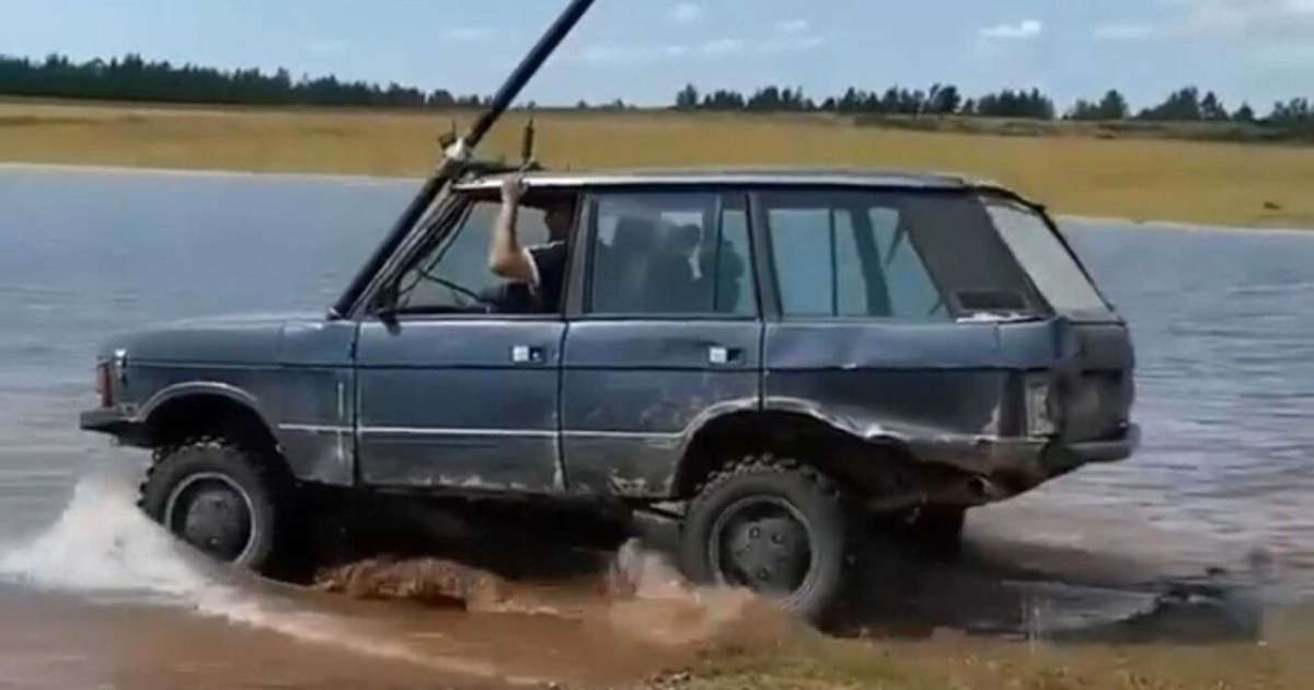 Старий Range Rover успішно випробували під водою: відео