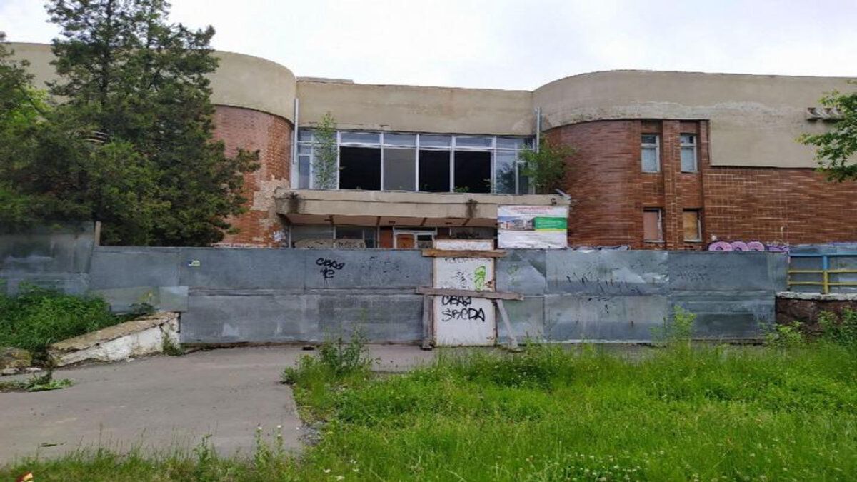 11-річна школярка впала у відкритий люк біля школи у Чернівцях