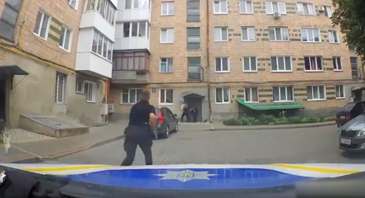 У спальному районі Луцька затримали озброєного 31-річного чоловіка