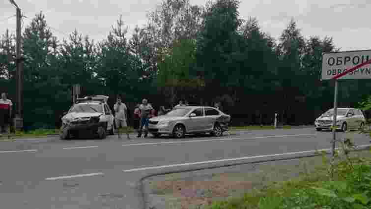 Чотирьох людей госпіталізували після ДТП з поліцейським авто біля Львова