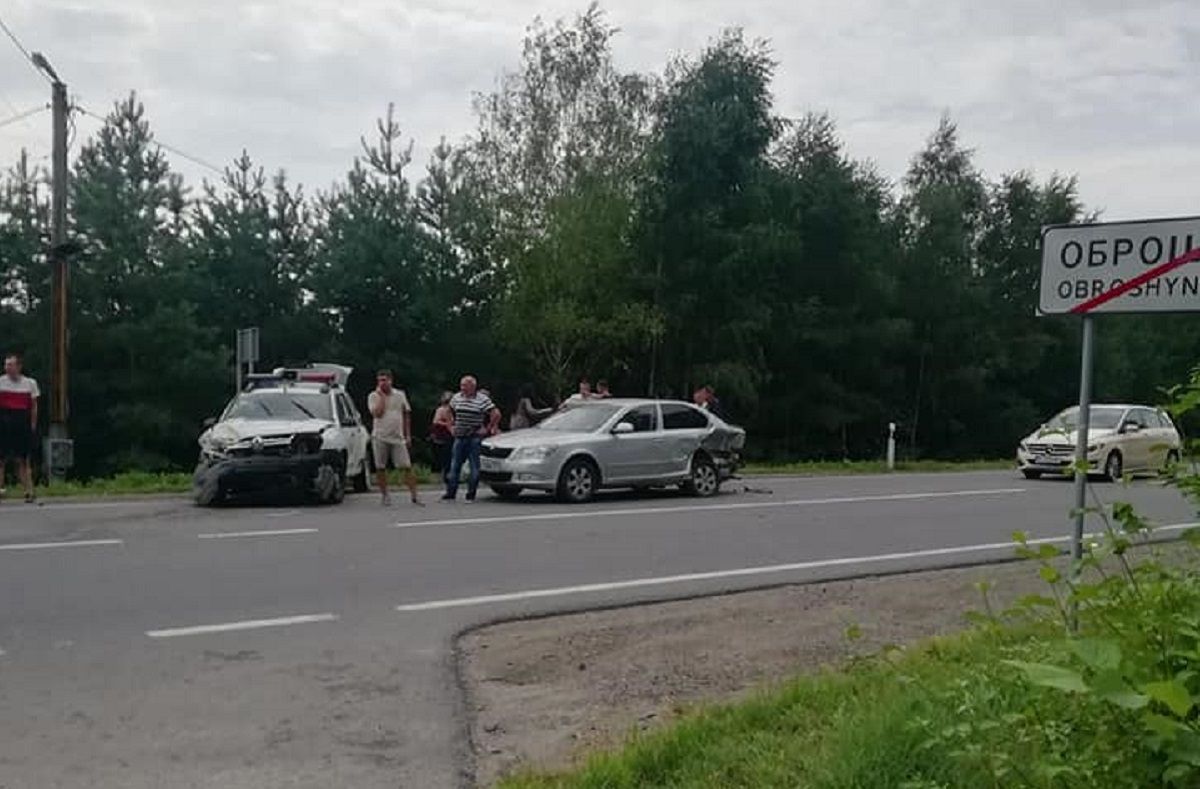 Чотирьох людей госпіталізували після ДТП з поліцейським авто біля Львова