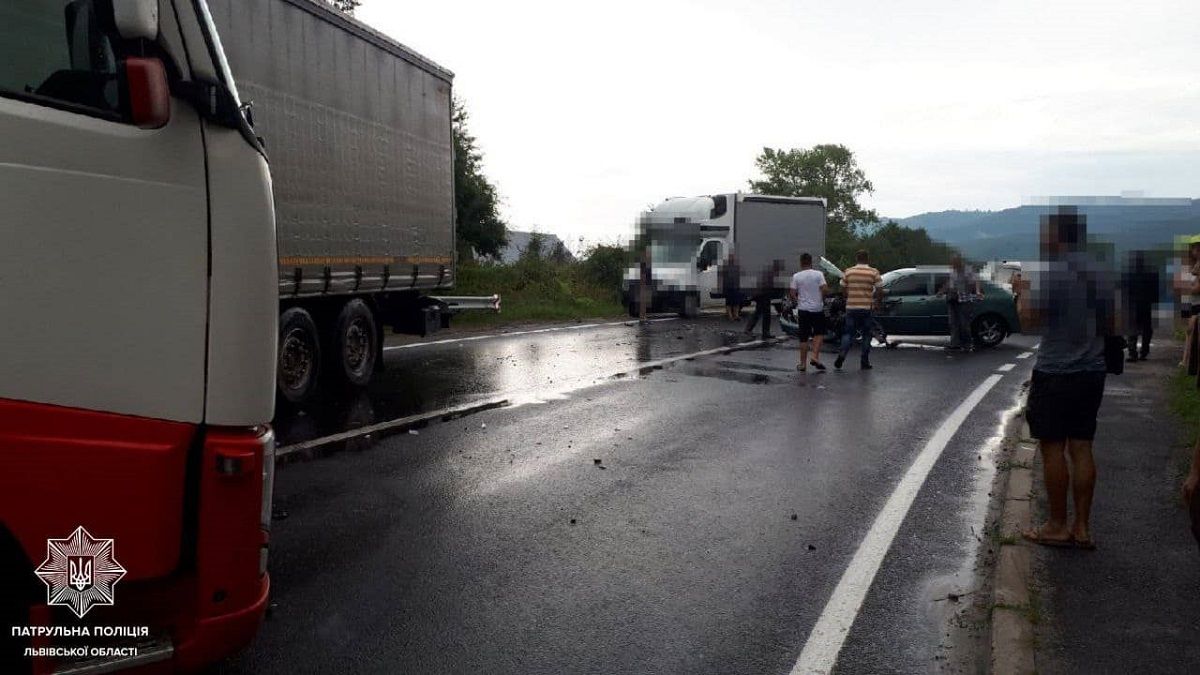 Через ДТП у с. Нагірне на Львівщині ускладнений рух трасою Київ-Чоп