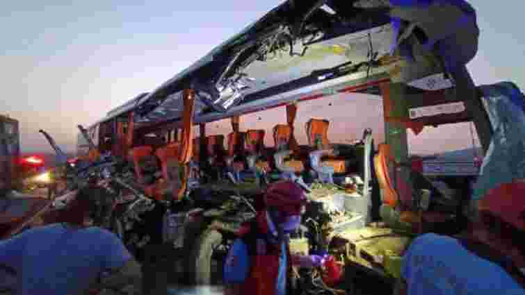 Шестеро людей загинули у зіткненні автобуса з вантажівкою в Туреччині