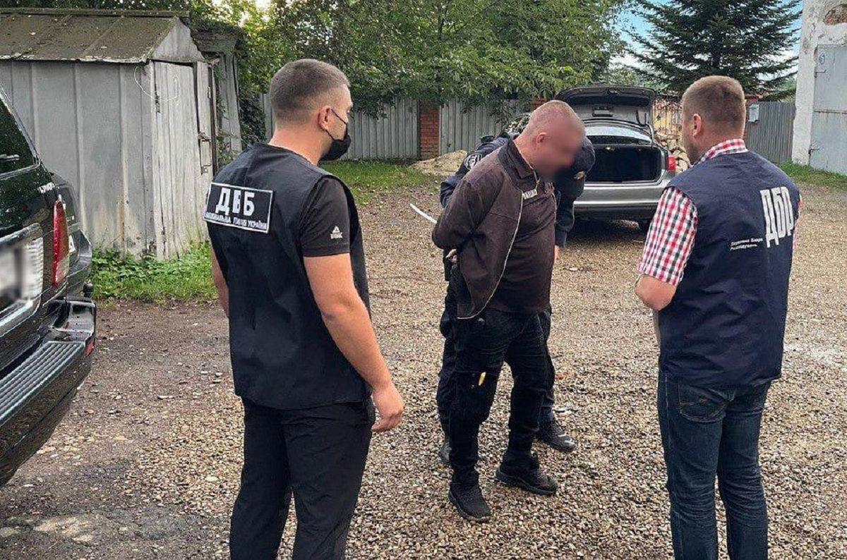 Начальника підрозділу поліції Дрогобича затримали на хабарі від підлеглого