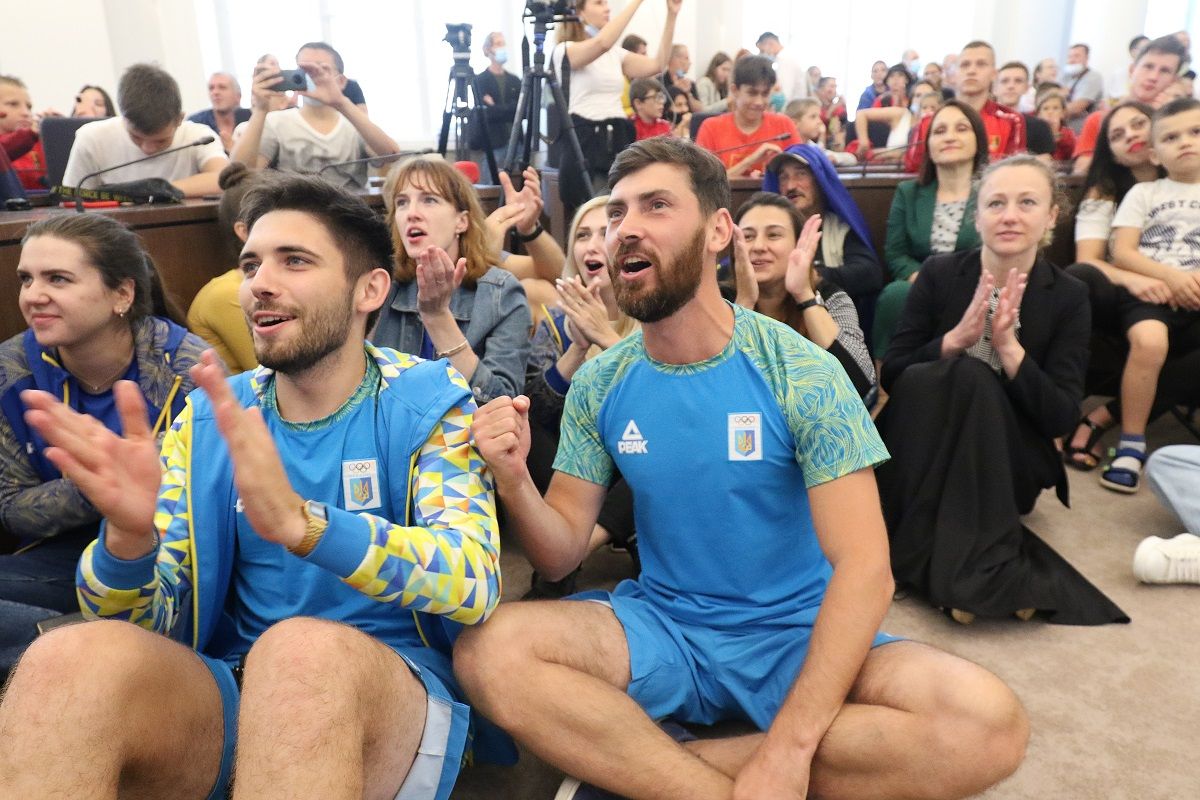 Через дощ олімпійську фан-зону у Львові перенесли у сесійну залу міськради