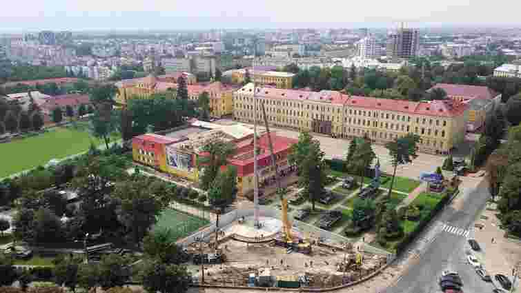 Біля військової академії у Львові встановили 50-метровий флагшток