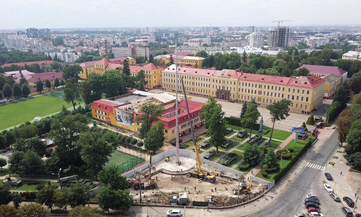 Біля військової академії у Львові встановили 50-метровий флагшток