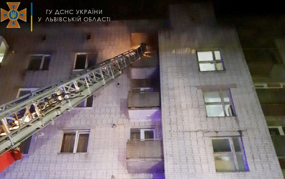У Дрогобичі пожежники врятували двох людей з палаючої квартири