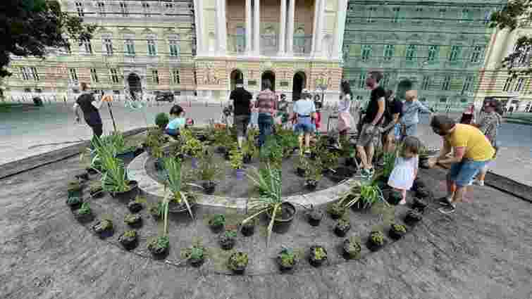 Навпроти Львівського університету відновили закладенний понад сто років тому квітник