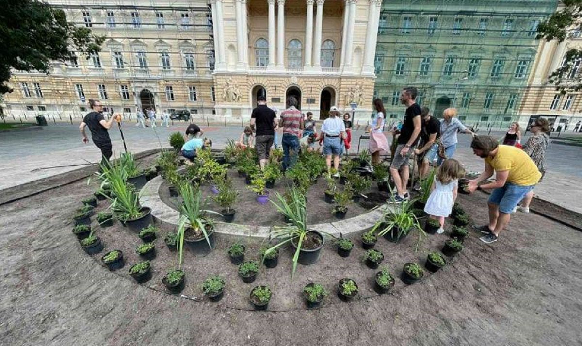Навпроти Львівського університету відновили закладенний понад сто років тому квітник