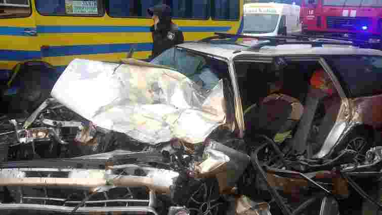 У Кам'янці-Бузькій зіткнулися автомобіль та рейсовий автобус
