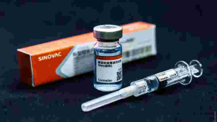Розробники CoronaVac успішно випробували третю дозу вакцини