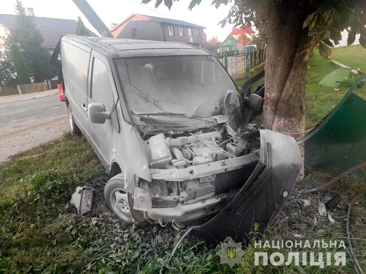 Внаслідок зіткнення із деревом на Буковині загинув 21-річний водій