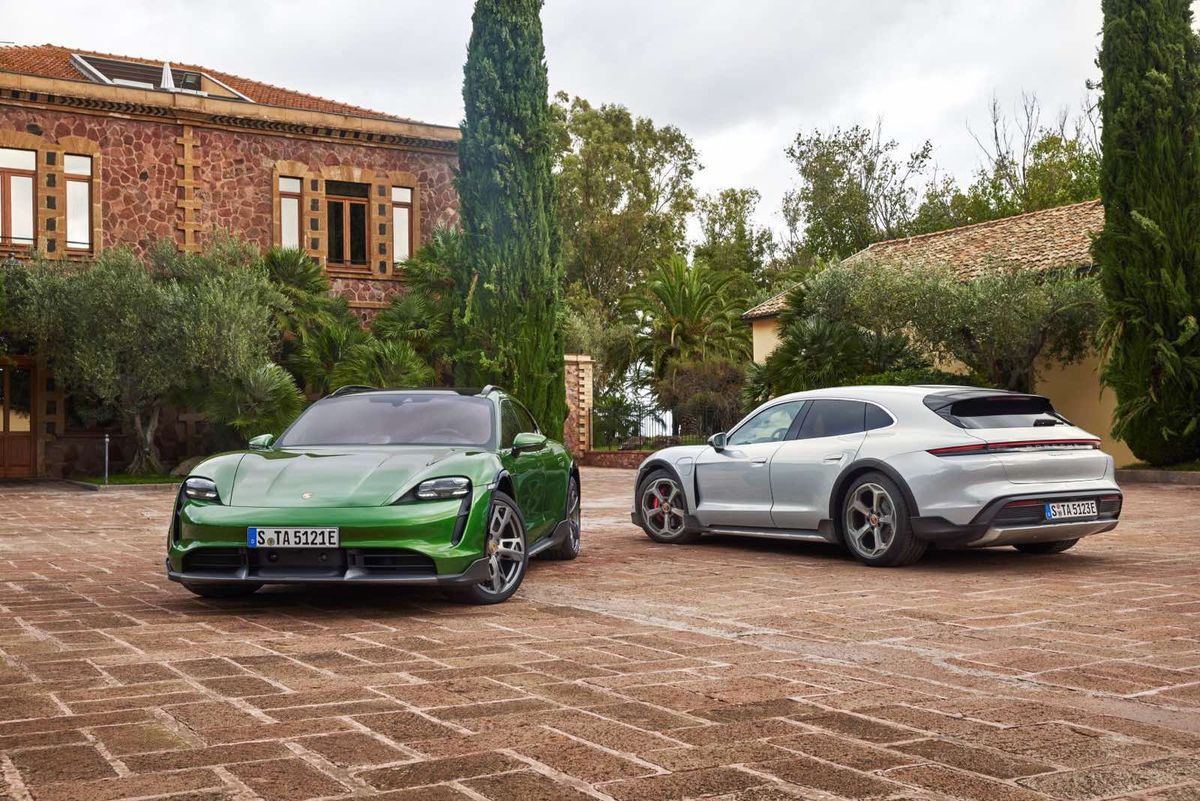 У Львові презентували електричний універсал Porsche Taycan Cross Turismo