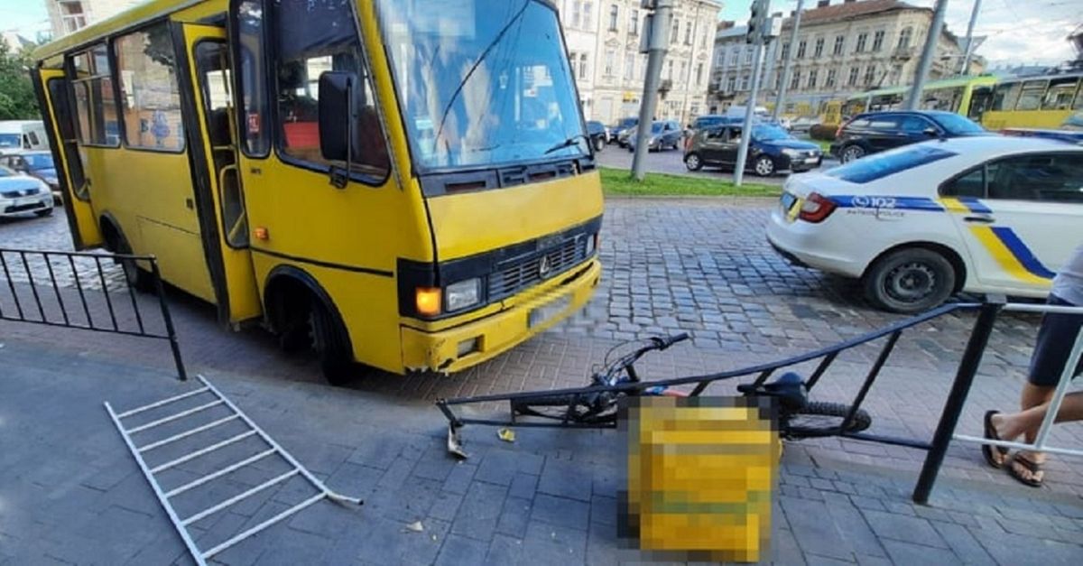 У Львові водій маршрутки збив кур’єра на велодоріжці
