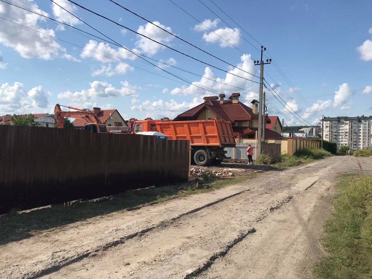 Родину Дубневичів звинуватили у незаконному будівництві в селі Зубра
