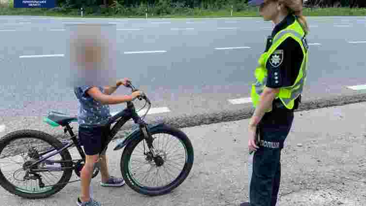 Тернопільські патрульні зупинили на міжнародній трасі 9-річного хлопчика на велосипеді