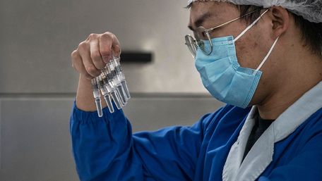 Китай вперше випробує змішану вакцину від коронавірусу