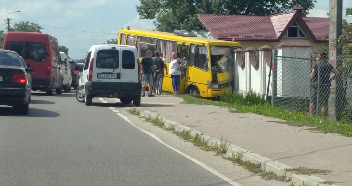 У Городку внаслідок ДТП шкільний автобус в’їхав у паркан