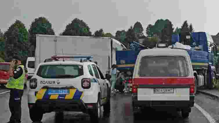 Через зіткнення двох вантажівок на трасі біля Тухольки ускладнений рух