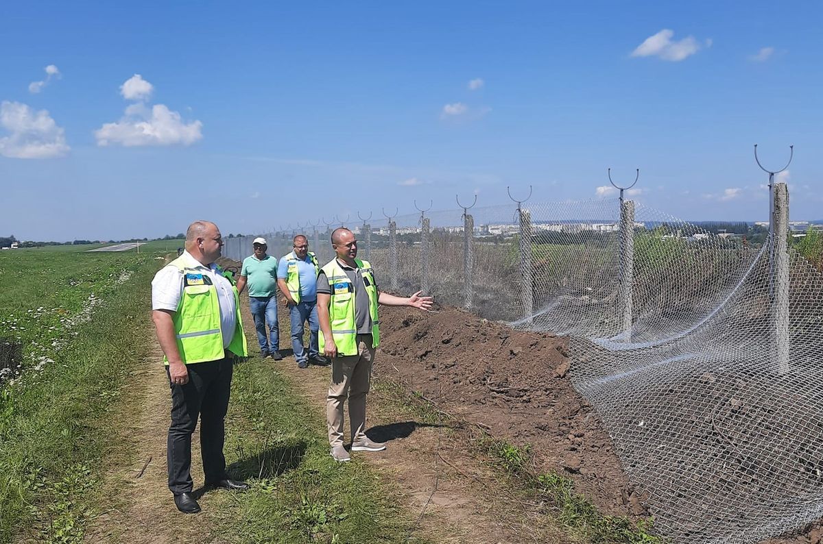 Біля чернівецького аеропорту встановлять огорожу за 1 млн грн