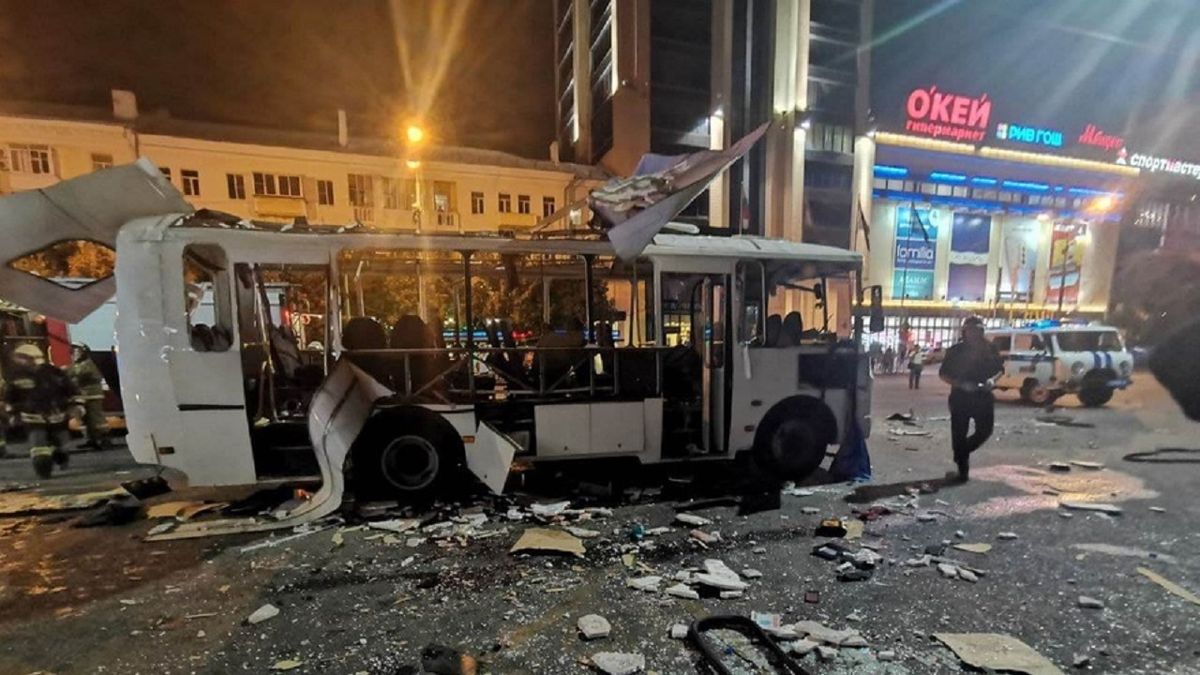 У російському Воронежі вибухнув автобус із пасажирами, є загиблі
