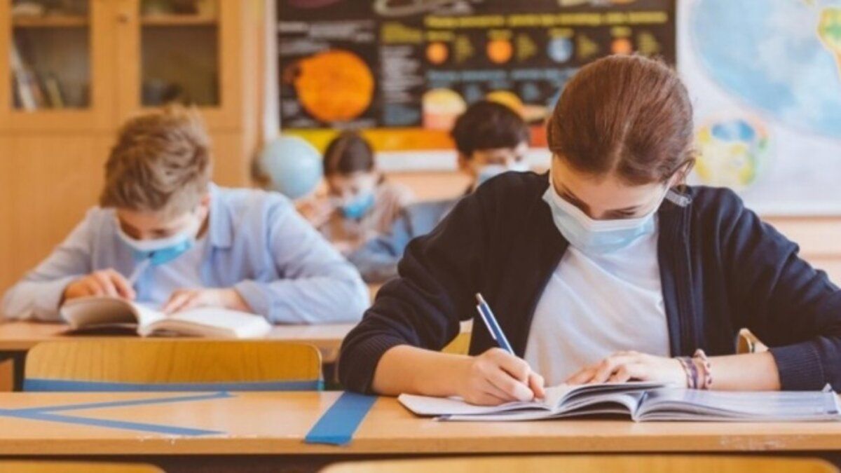 На Буковині вчителі 200-бальників отримають по 3500 грн премії