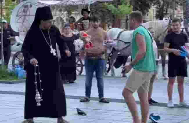 Пранкер у рясі священика зняв провокативне відео у центрі Львова