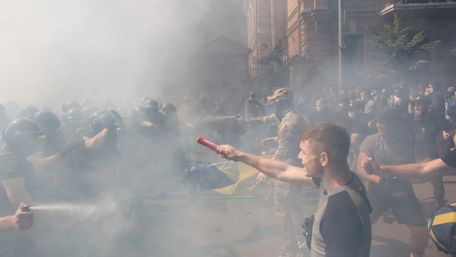 У центрі Києва виникли сутички між «Нацкорпусом» і поліцією, є поранені