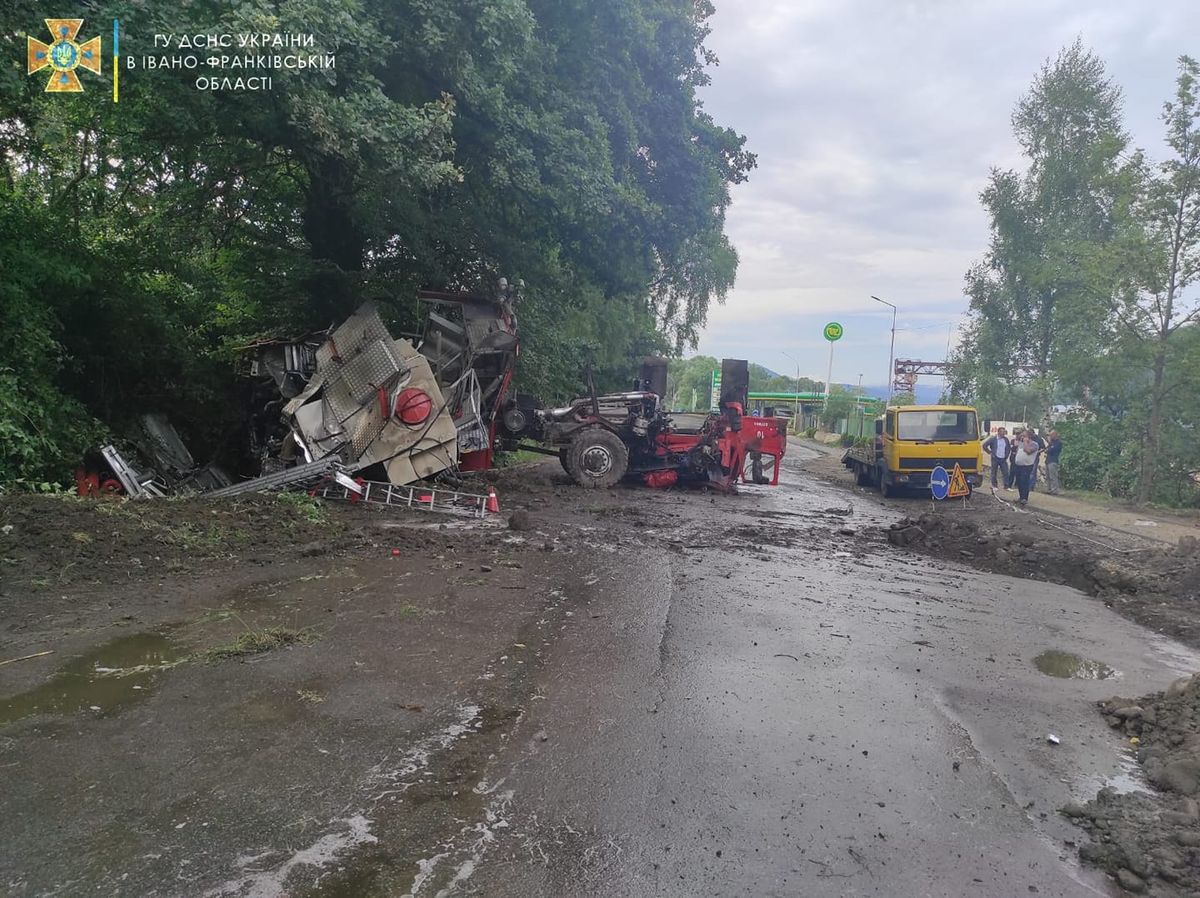Біля Долини внаслідок ДТП перекинувся пожежний автомобіль