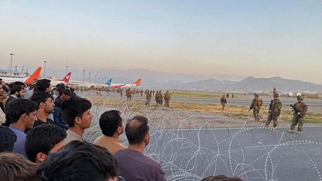 Тисячі людей штурмують аеропорт в Кабулі для втечі із Афганістану