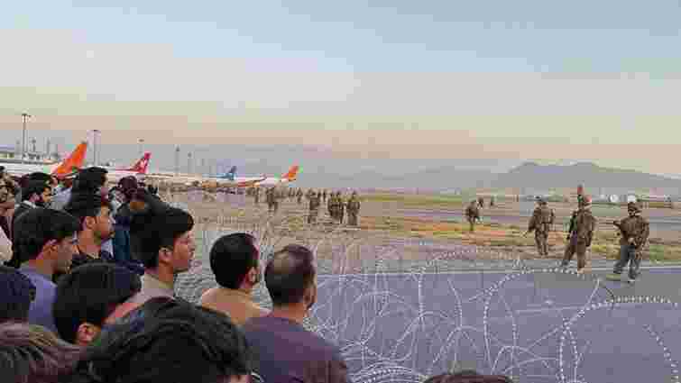 Тисячі людей штурмують аеропорт в Кабулі для втечі із Афганістану