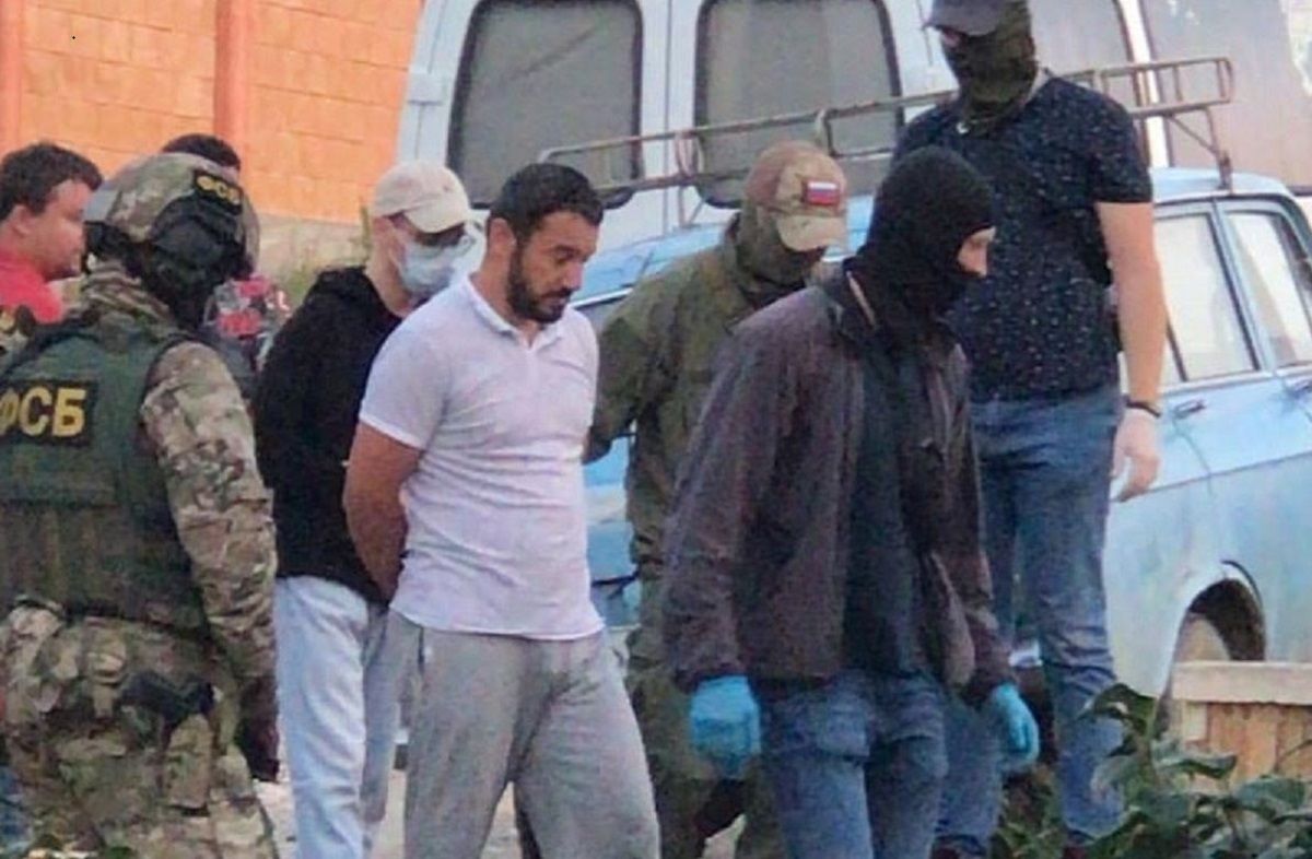 В окупованому Криму після обшуків  ФСБ затримала п’ятьох кримських татар