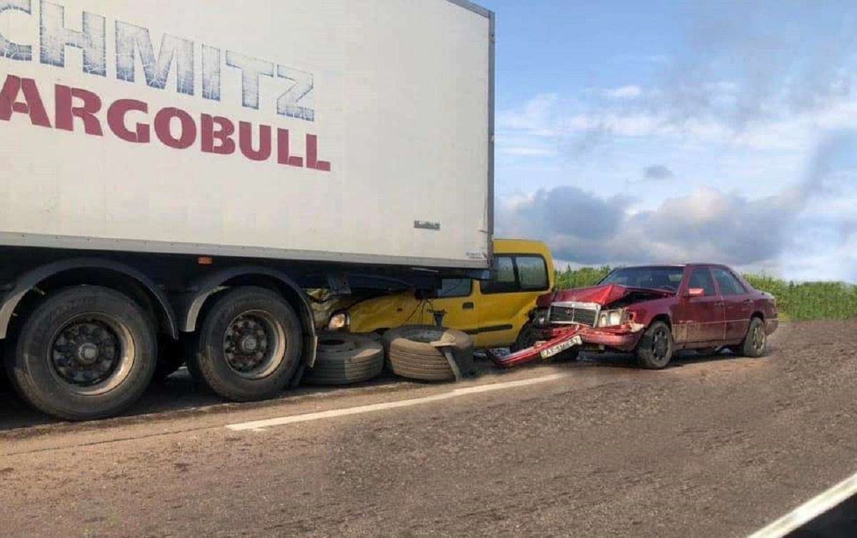 У потрійній ДТП на об'їзній Львова загинула пасажирка Renault Kangoo