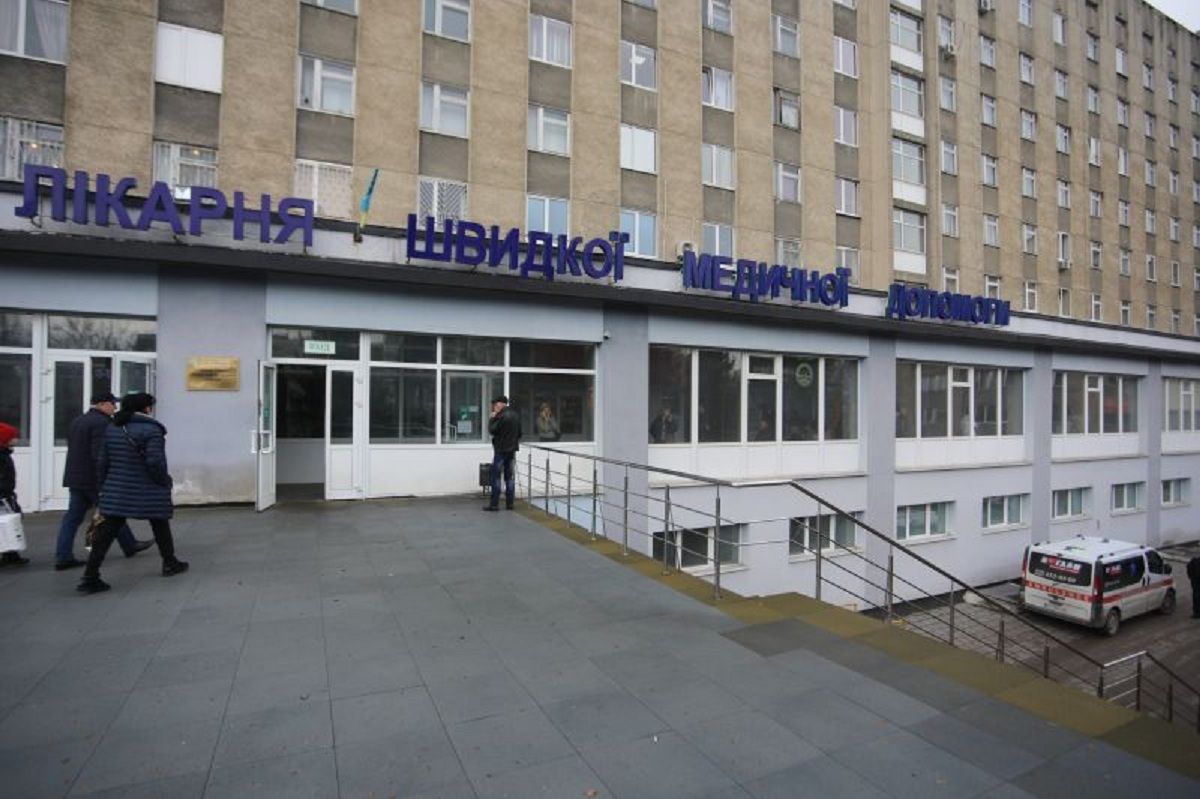 Львівські лікарі врятували 32-річного пацієнта, який болгаркою перерізав собі шию