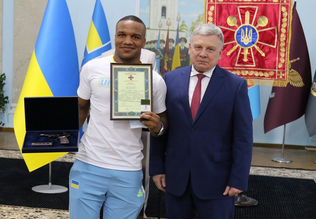 Беленюка нагородили пістолетом і званням старшого лейтенанта за золото на Олімпіаді