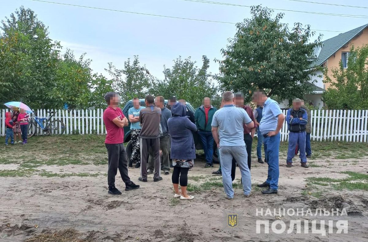 На Волині селяни не пустили поліцію провести обшук на пилорамі