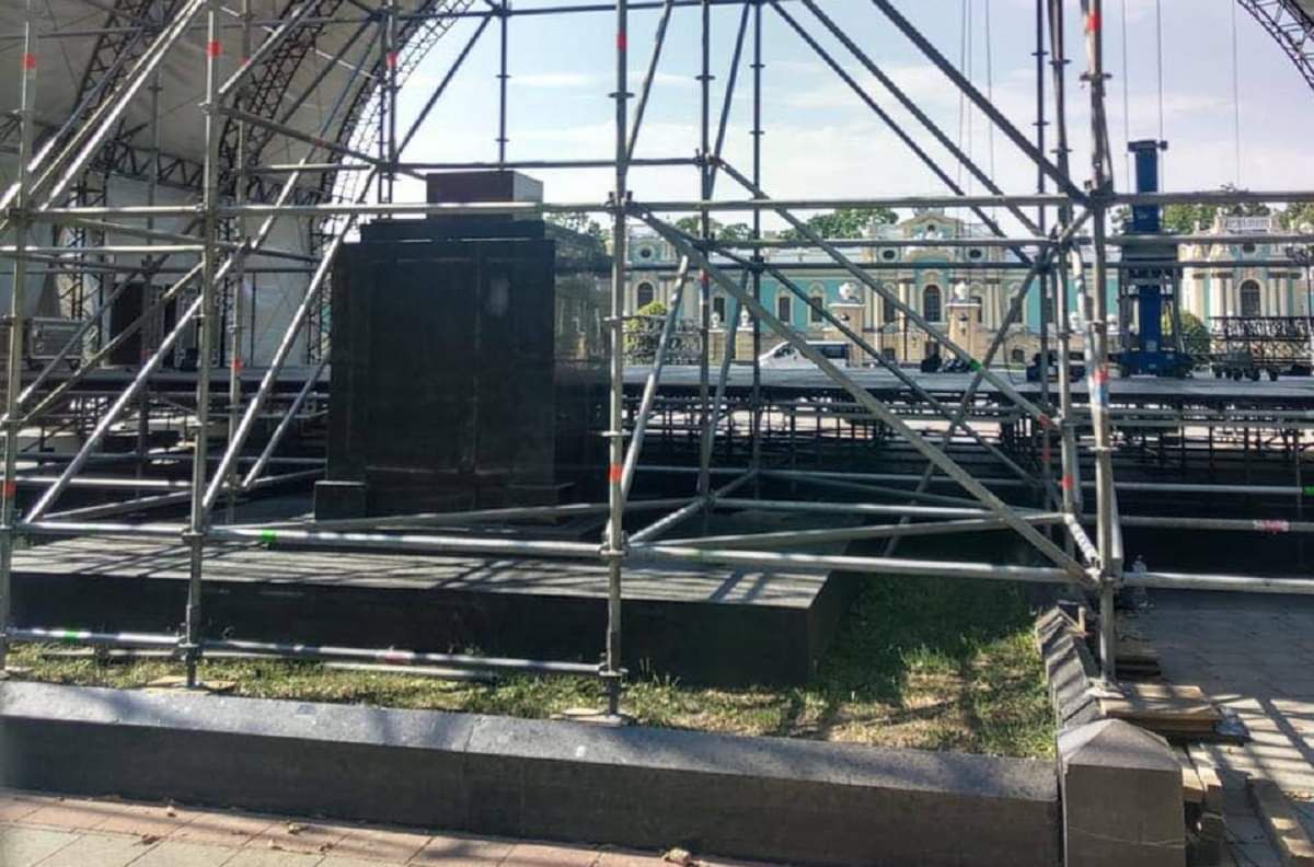 На братській могилі в Києві встановили сцену для концерту до Дня Незалежності