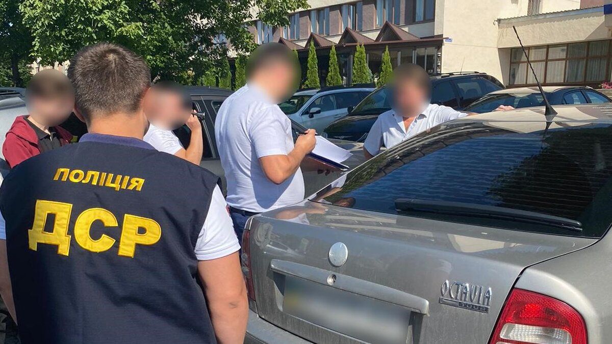 Посадовця сільської ради з Буковини затримали на хабарі у $3000 